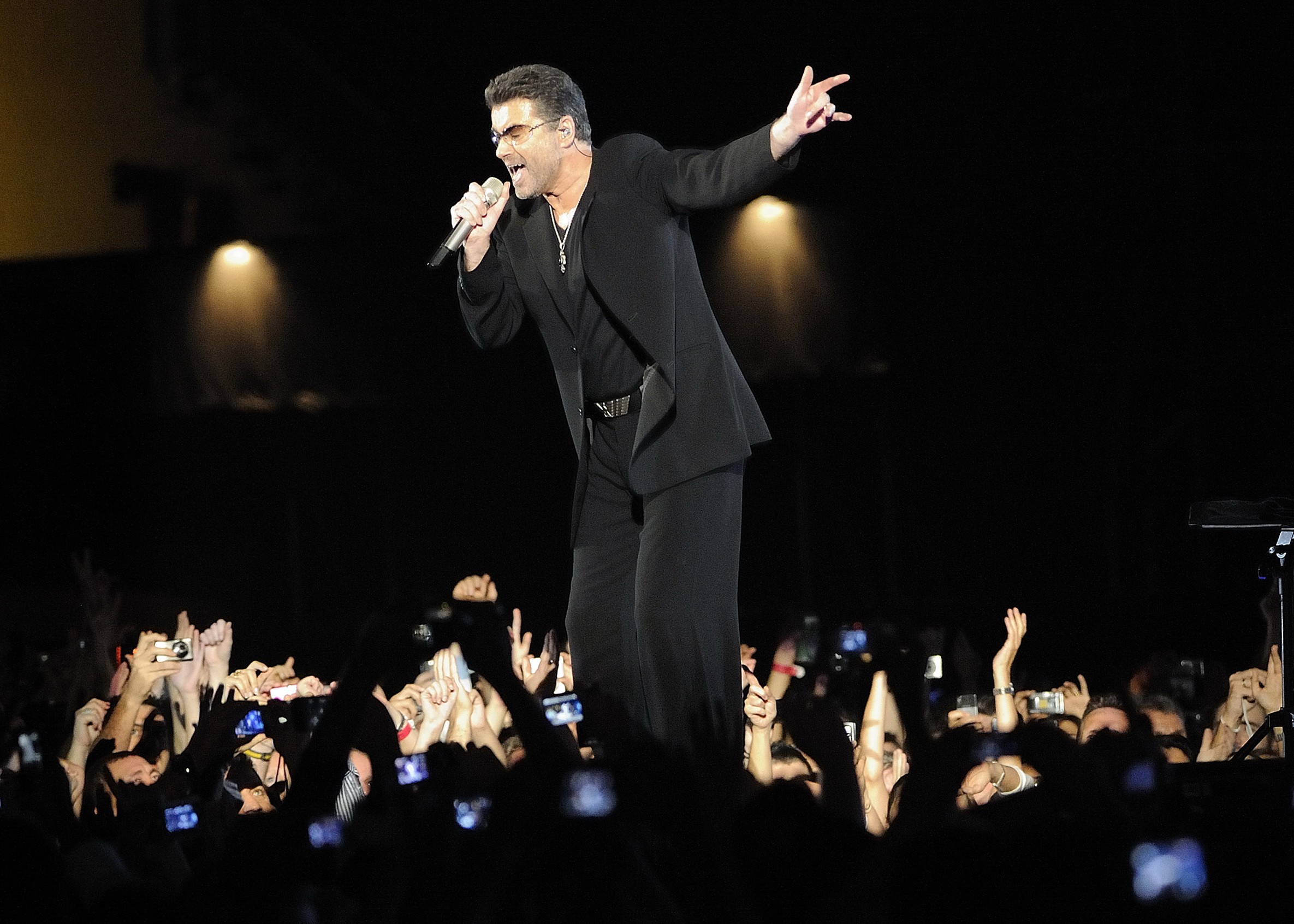 George Michael_spevák_koncert_nemocnica